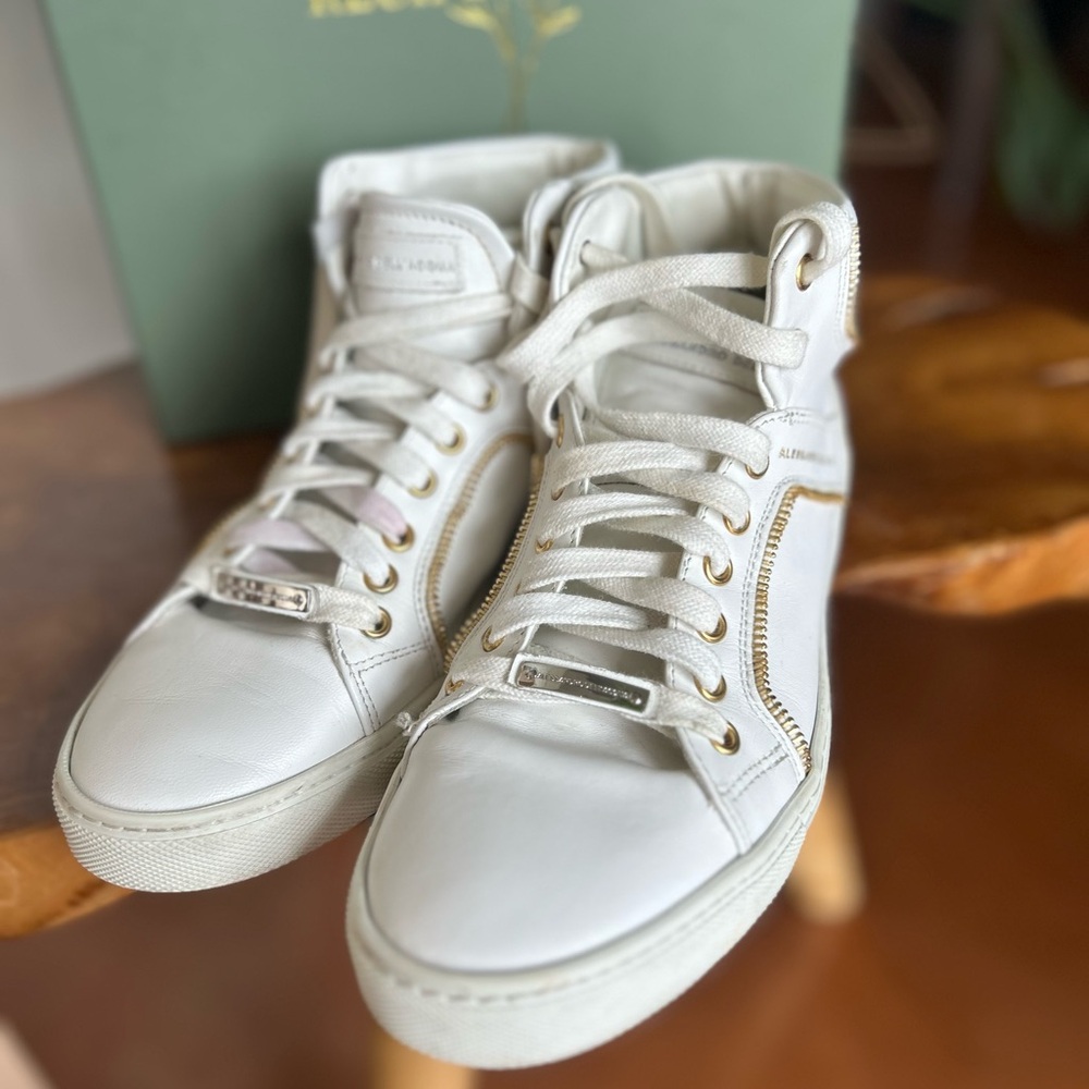 RARE Alessandro dell’acqua high top leather sneakers. White with gold size 39
